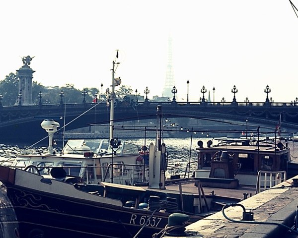 Суда у моста в городе