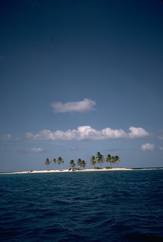 Крошечный остров в синем море