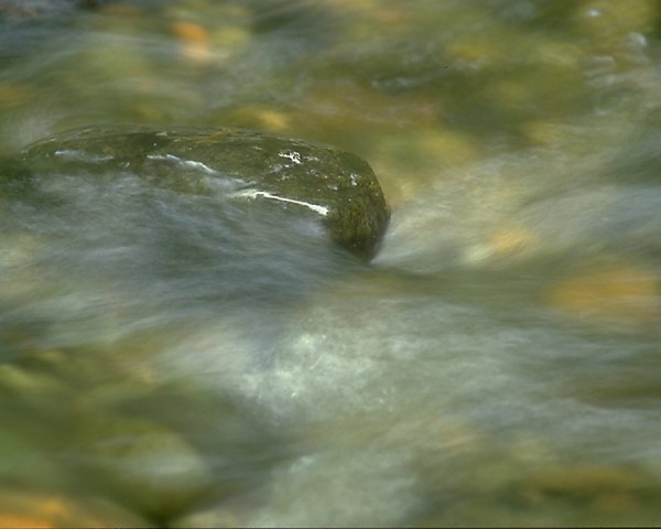 Вода обтекает камень