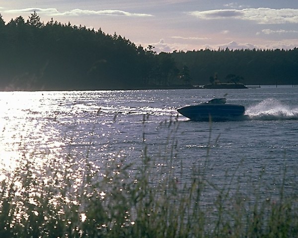 Моторка на вечерней воде