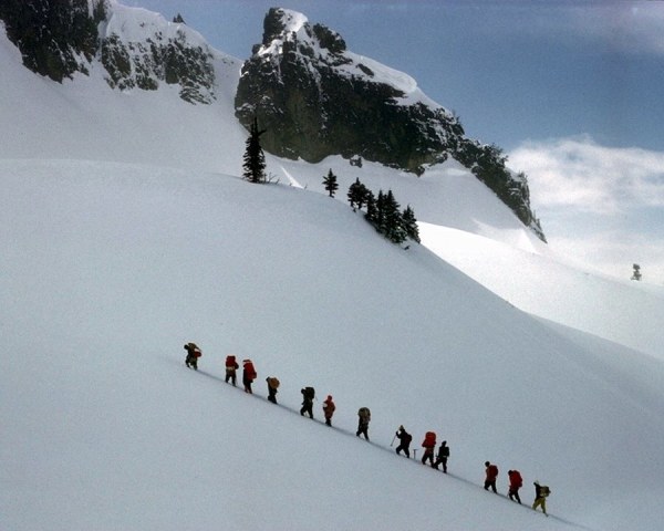 Цепочка людей на снежном поле