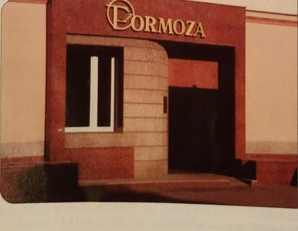 Вход в магазин Formoza, Москва 2003