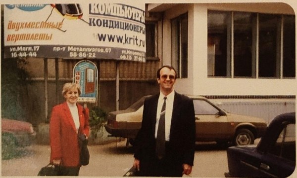 Владелец компании у рекламного щита, Самара