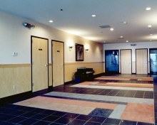 Коридор с цветным плиточным полом