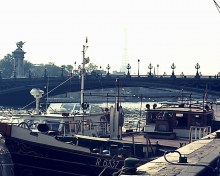 Суда у моста в городе