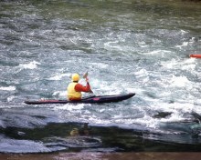 Каякер на бурной воде