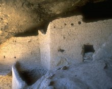 Древнее жилище под скальным навесом