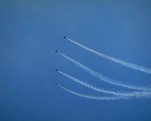Четвёрка самолётов с дымом