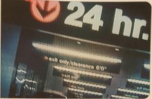Вывеска круглосуточного магазина «24 hr.»